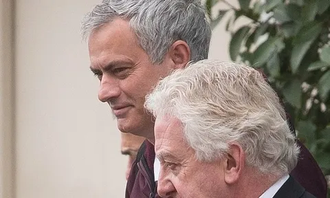 Áp lực bủa vây, Mourinho vẫn đầy tươi tắn