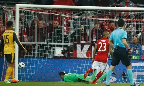 Arjen Robben vẽ nên đường cong tuyệt hảo khiến David Ospina bất lực
