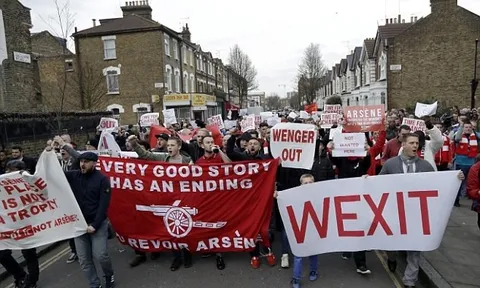 Chùm ảnh: CĐV Arsenal lại biểu tình dữ dội đòi Wenger ra đi