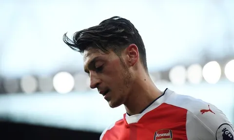 Arsenal đang mắc kẹt với 'ngôi sao nửa mùa' Mesut Oezil