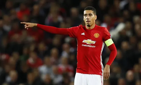 Arsenal muốn đổi chéo Chamberlain lấy Smalling