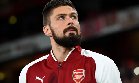 Arsenal nên bán Lacazette, không phải Giroud