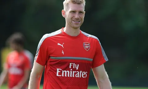 Arsenal thay đổi chóng mặt với trường hợp của Mertesacker