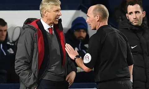 Arsenal thua bàn oan, Wenger "hỏi tội" Mike Dean