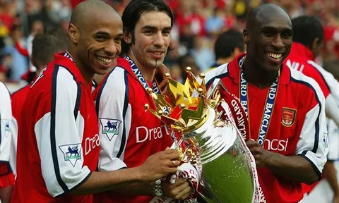 Arsenal từng kiêu hùng nâng cúp trên sân Old Trafford thế nào?