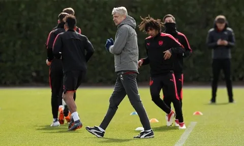 Arsene Wenger cảnh báo học trò không được chủ quan