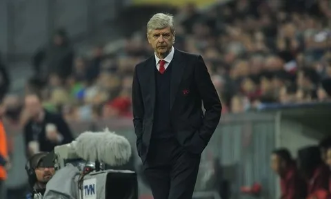 Arsene Wenger tự ra đi hay muốn bị sa thải?