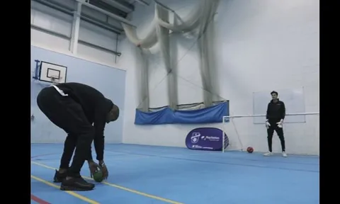 Ashley Young sút penalty với đủ mọi loại bóng