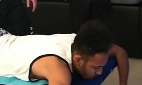 Aubameyang bình thản đi massage, chờ Arsenal chốt giá