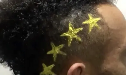 Aubameyang ra mắt kiểu tóc phát sáng trong đêm