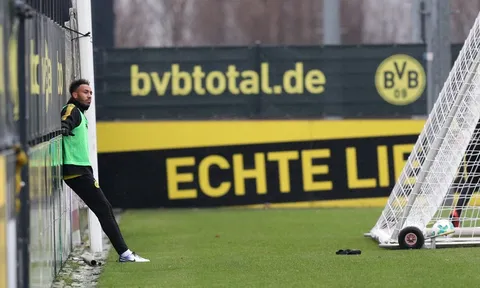 Aubameyang trầm tư trong buổi tập cuối ở Dortmund?