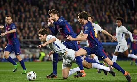 Huyền thoại Chelsea "chia rẽ" sau trận thua Barca