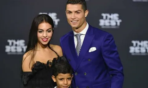 Bạn gái mới tháp tùng Ronaldo trong lễ trao giải FIFA