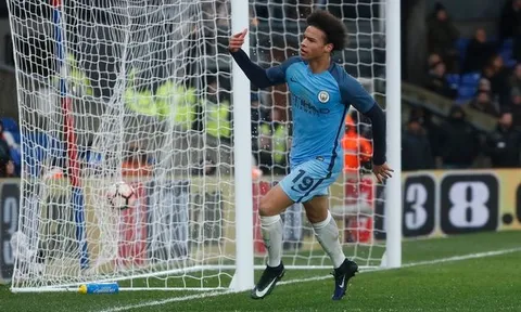 Bàn san bằng tỉ số của Leroy Sane vào lưới Huddersfield