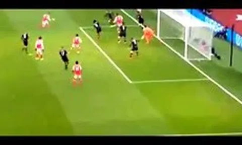 Bàn thắng gây tranh cãi của Sanchez