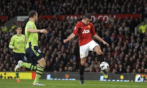 Bàn thắng kinh điển: Robin van Persie vs Aston Villa