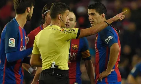 Barca giành quyền chơi trận chung kết trong trận cầu mưa thẻ đỏ
