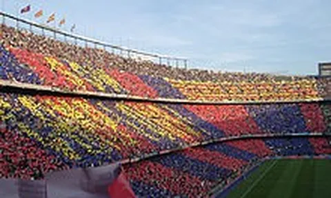 Bầu không khí náo nhiệt ở Camp Nou