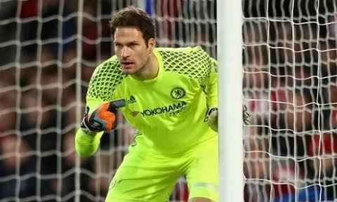 Begovic bị bít cửa rời Chelsea