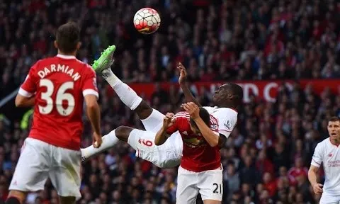 Benteke móc bóng tuyệt đẹp tung lưới Man Utd