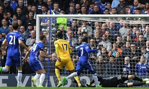 Benteke và Zaha thi nhau đánh sập Stamford Bridge