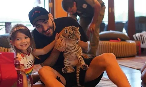 Benzema bị tẩy chay vì trót âu yếm... hổ