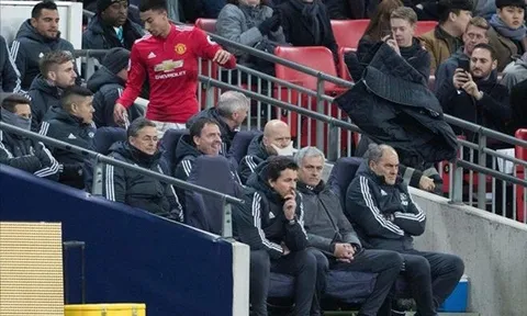 Bị Mourinho thay ra, Jesse Lingard ném áo giận dữ