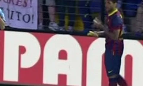 Bị phân biệt sắc tộc, Dani Alves lột chuối ăn ngay trên sân