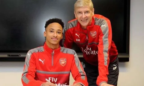 Bị phát hiện là fan Man Utd, tân binh Arsenal xóa luôn Twitter