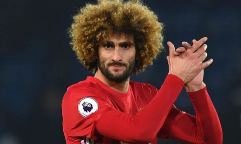 Bị tố chơi xấu, Fellaini đáp trả Carragher đầy mỉa mai