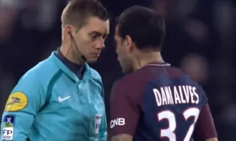 Bị truất quyền thi đấu, Alves nổi cáu với cả trọng tài