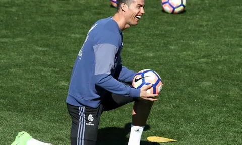 Bồ không mang bầu, Ronaldo vẫn lên chức bố