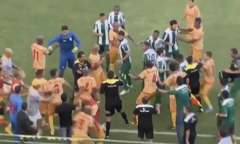 Cầu thủ, CĐV Brazil đánh nhau dữ dội trên sân