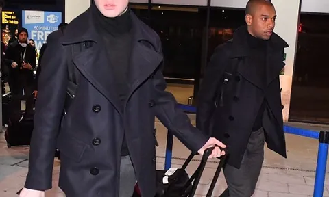 Bruyne bơ phờ trên đường trở về nhà sau chiến tích cùng Man City