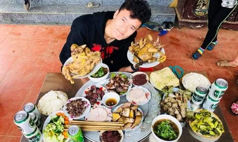 Bữa cơm ấm cúng đầu năm mới của gia đình Bùi Tiến Dũng