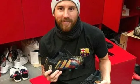 Cả sự nghiệp Messi thu bé lại vừa bằng... một đôi giày