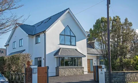 Căn biệt thự đẹp như tranh vẽ của cựu HLV Swansea
