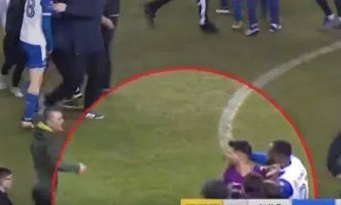 Cận cảnh Aguero nổi nóng đánh CĐV ngay trên sân