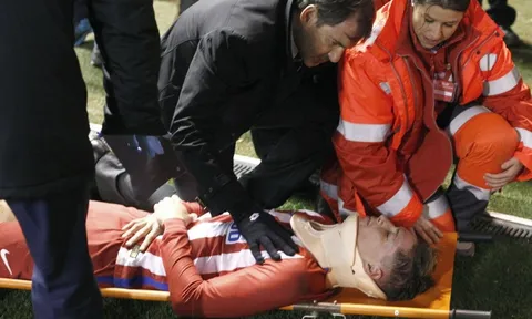 Cận cảnh chấn thương kinh hoàng của Fernando Torres
