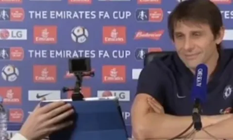 Cận cảnh Conte 'lạnh lùng' nhận món quà từ Mourinho