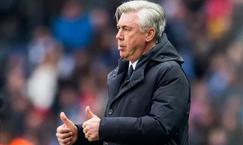 Cận cảnh 'ngón tay thối' của Ancelotti (Bayern Munich vs Hertha Berlin)