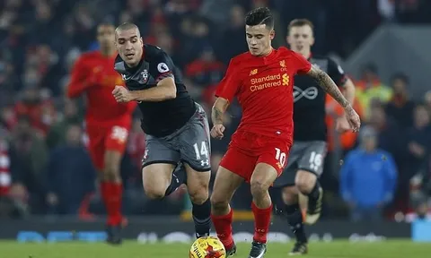 Carragher sợ Coutinho "nối gót" Suarez rời Liverpool