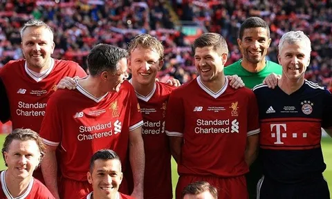 Carragher tái xuất, huyền thoại Liverpool hòa Bayern 5-5