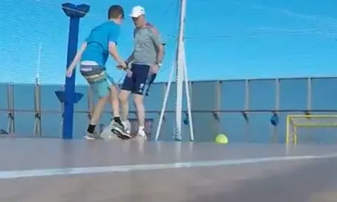 Cậu nhóc xỏ háng bố mình bằng tuyệt kỹ Rabona