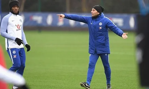 Cầu thủ Chelsea liên tục bắn phá, chờ hạ gục Arsenal