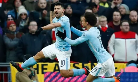 Cầu thủ Man City quậy tung phòng thay đồ