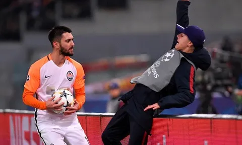 Cầu thủ Shakhtar gây phẫn nộ khi đẩy người nhặt bóng ngã lộn nhào