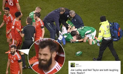 Cầu thủ Wales cười tươi sau khi đồng đội đạp gãy chân đối thủ