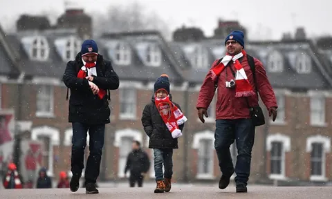 CĐV Arsenal co ro lê bước tới Emirates cổ vũ đội bóng