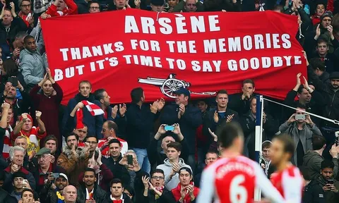 CĐV Arsenal, Liverpool bắt tay nhau trước đại chiến